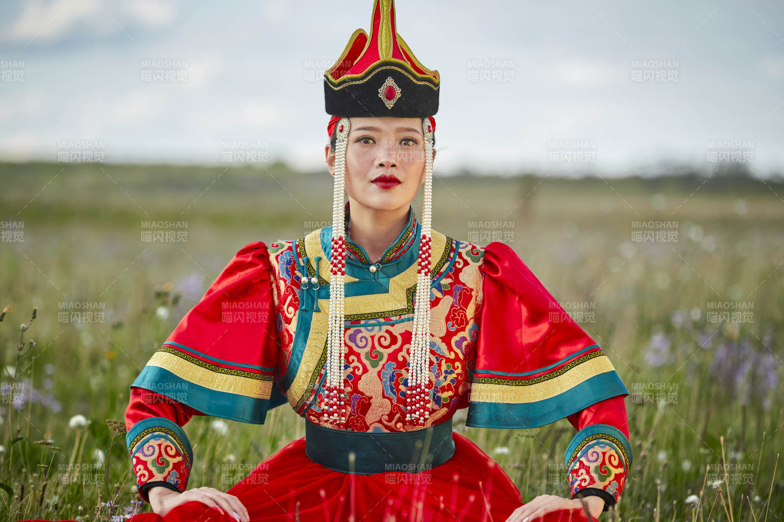 草原上身穿豪华蒙古族服饰的蒙族少女图片