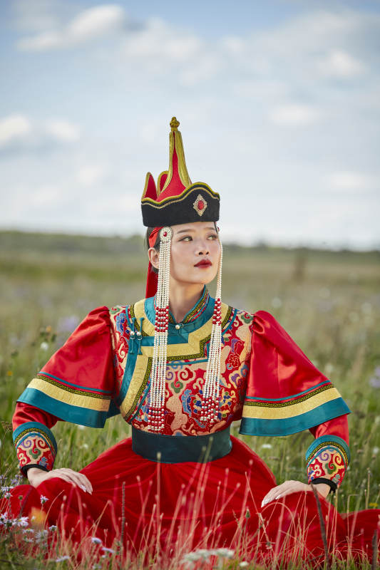 草原上身穿豪华蒙古族服饰的蒙族少女图片