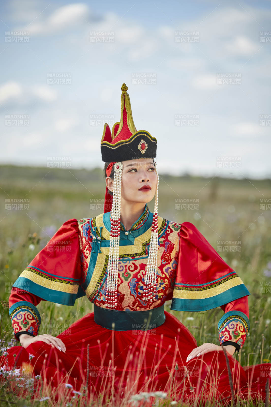 草原上身穿豪华蒙古族服饰的蒙族少女图片