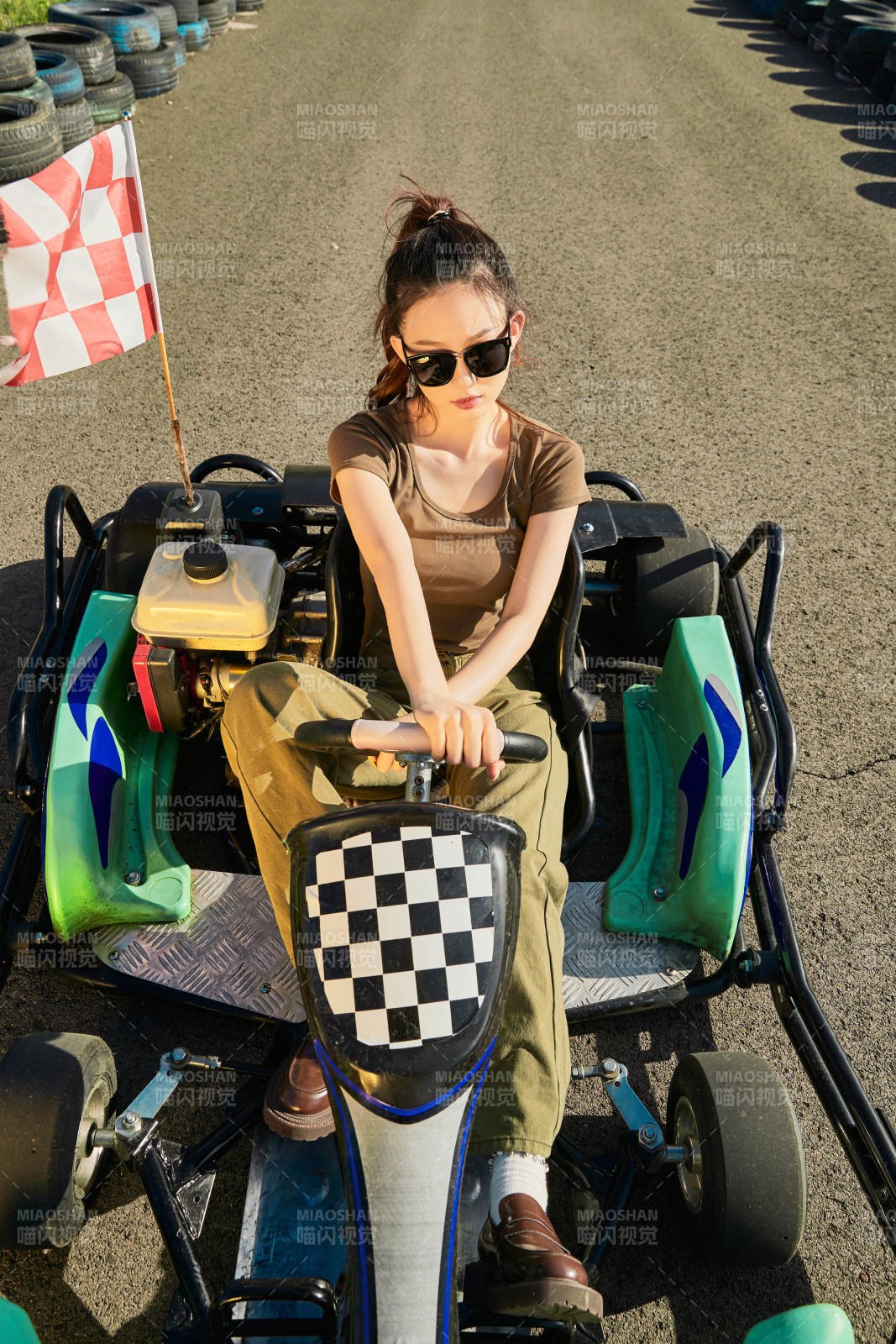 在游乐场卡丁赛道上驾驶卡丁车的美女图片
