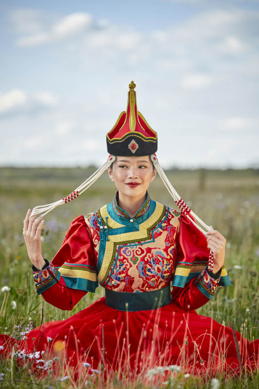 草原上身穿豪华蒙古族服饰的蒙族少女图片