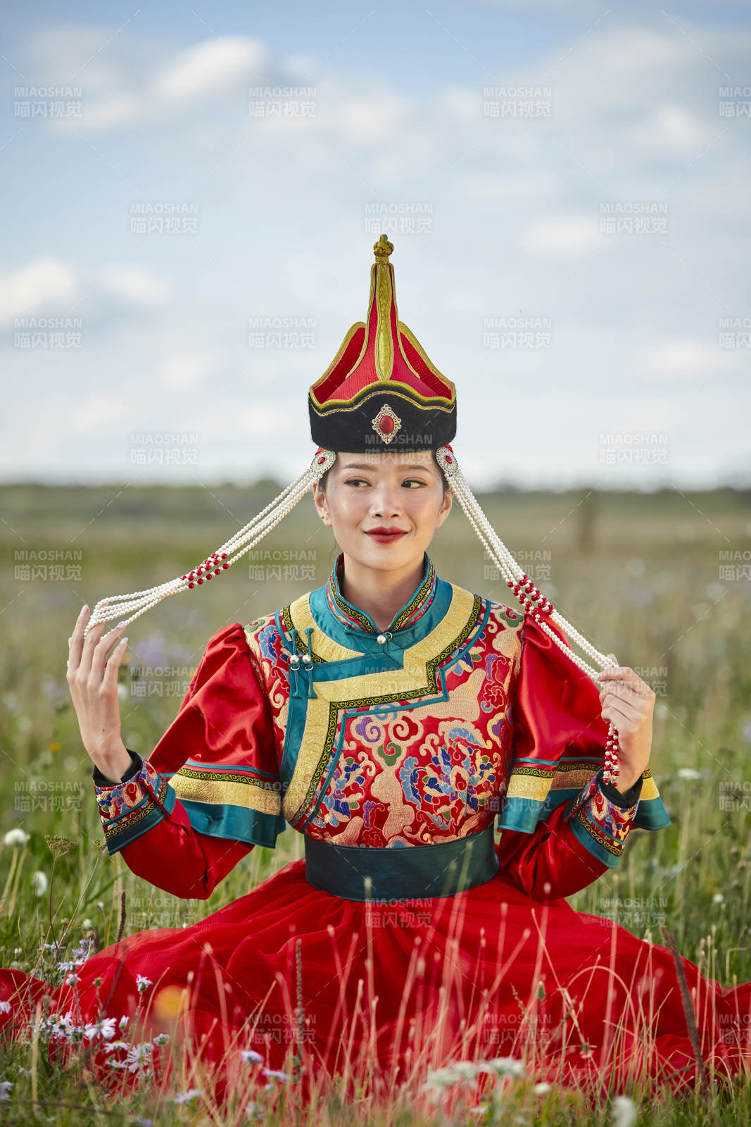 草原上身穿豪华蒙古族服饰的蒙族少女图片