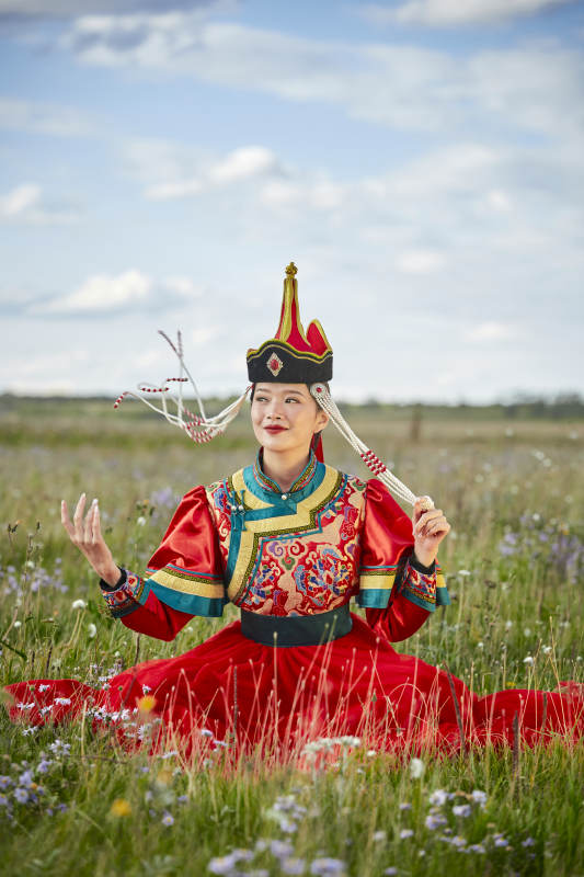 草原上身穿豪华蒙古族服饰的蒙族少女图片