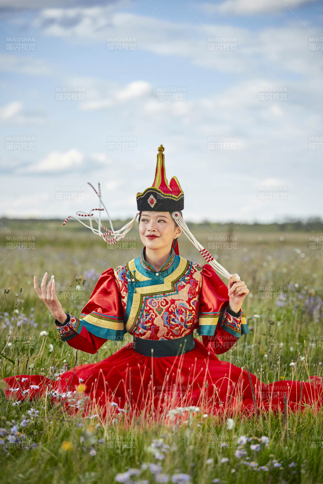 草原上身穿豪华蒙古族服饰的蒙族少女图片