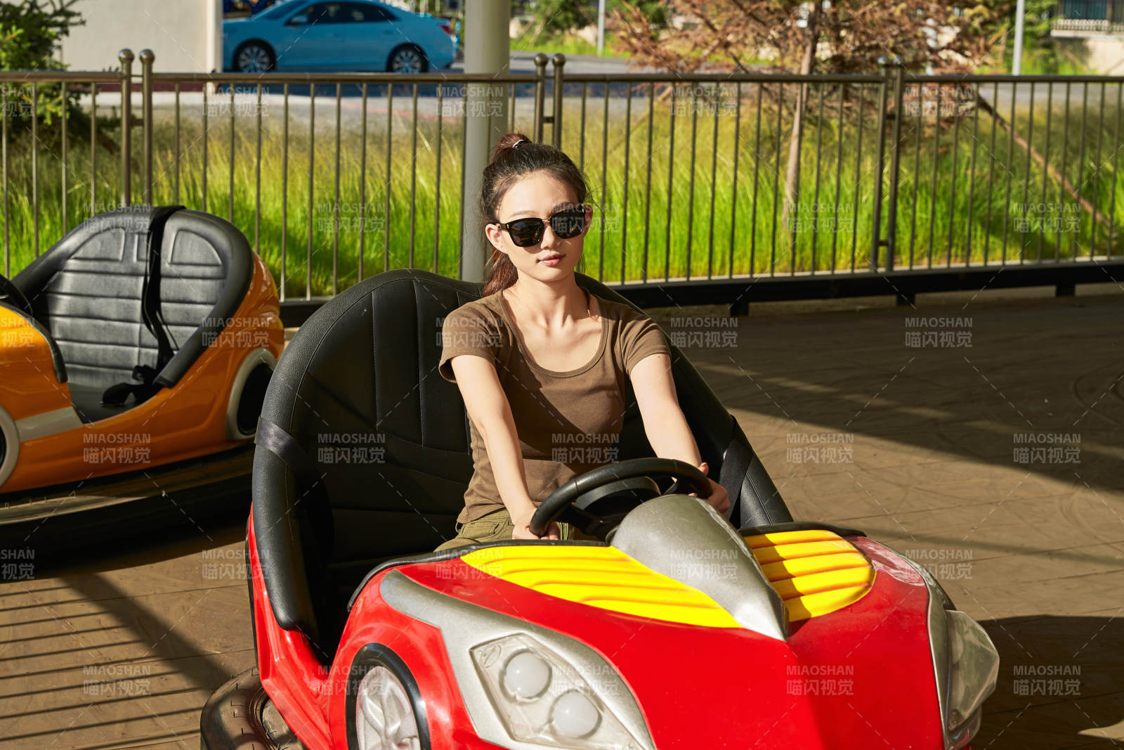 在游乐园玩碰碰车的闺蜜美女图片
