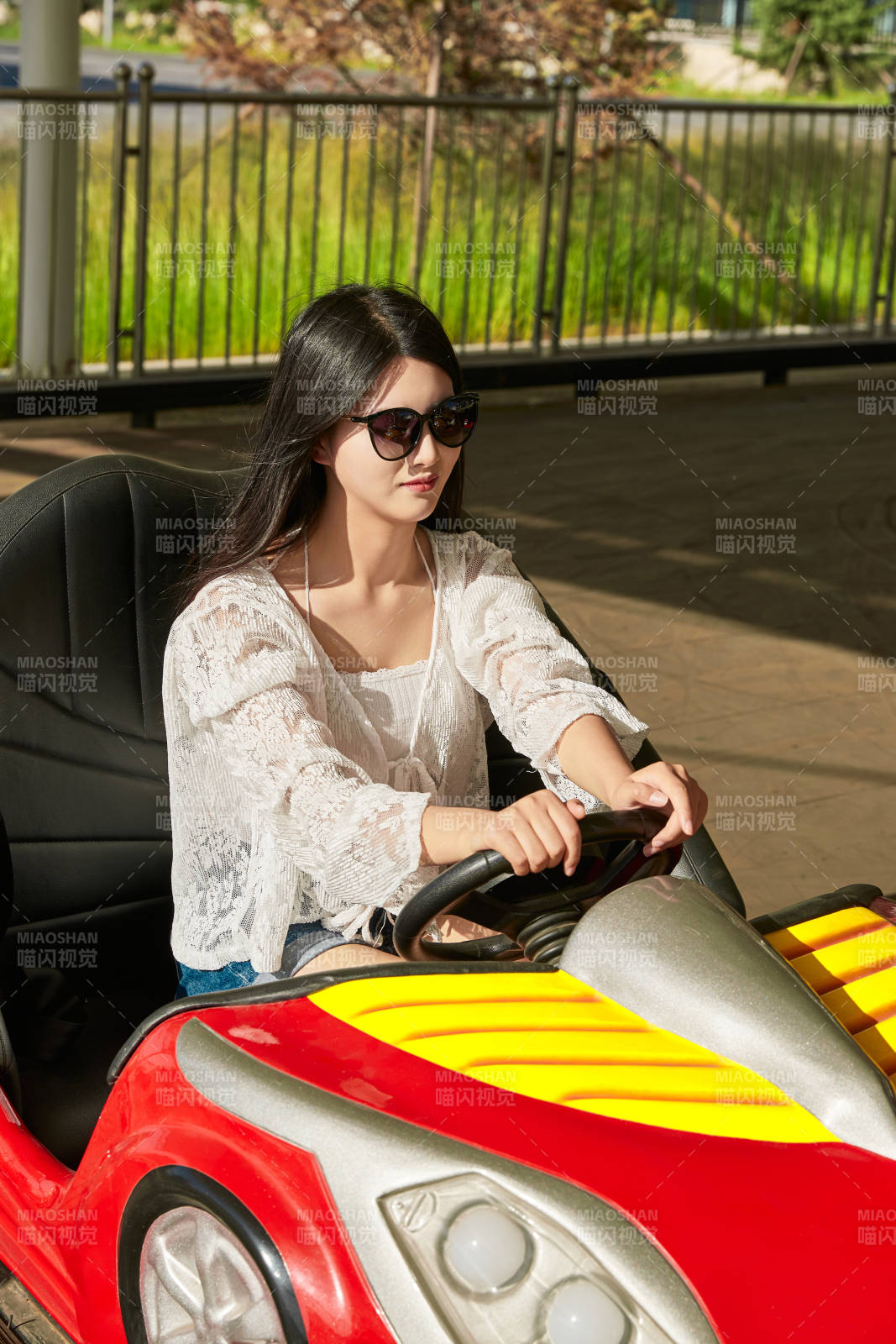 在游乐园玩碰碰车的闺蜜美女图片