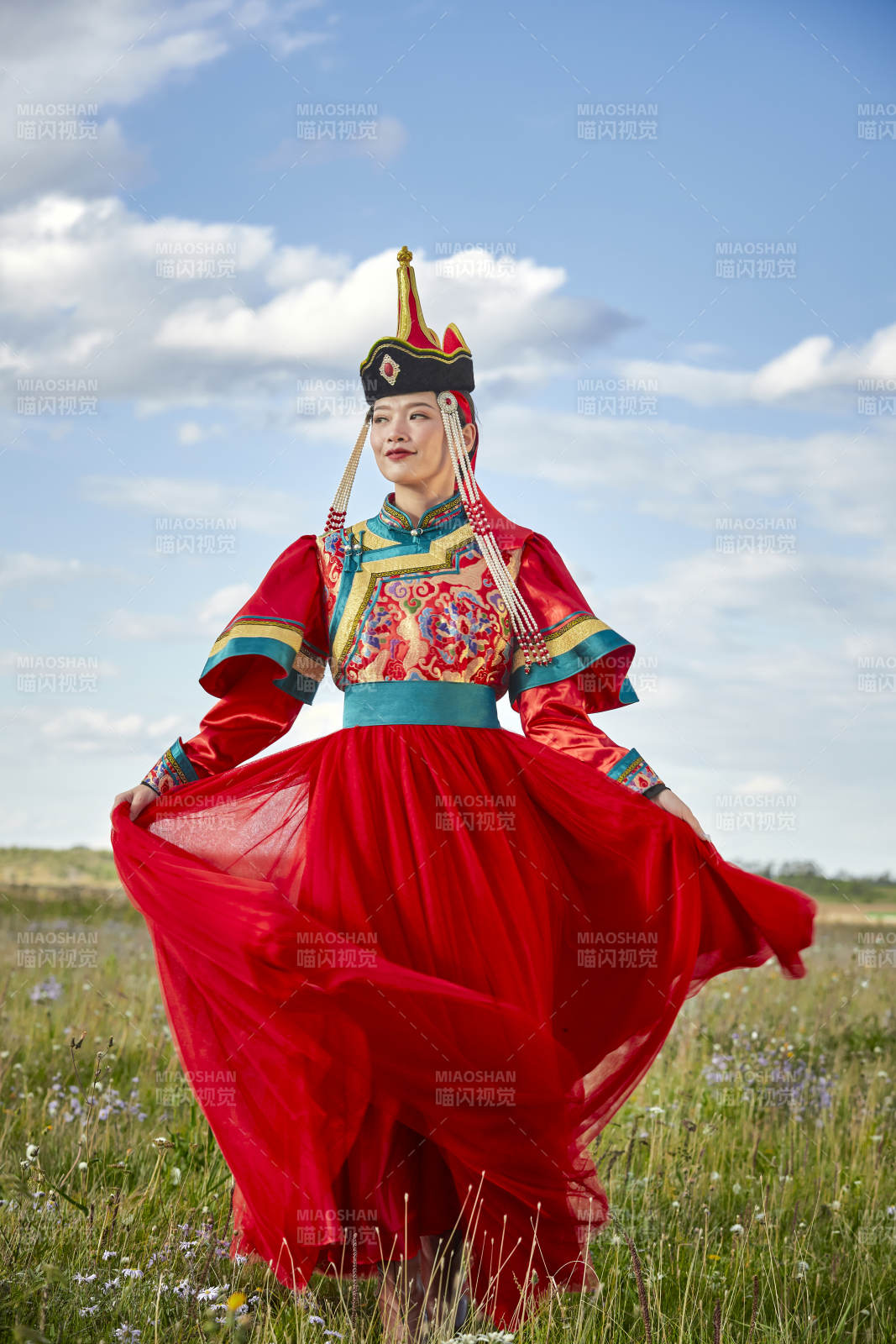 草原上身穿豪华蒙古族服饰的蒙族少女图片