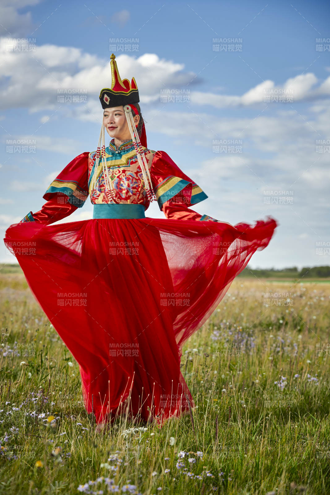 草原上身穿豪华蒙古族服饰的蒙族少女图片