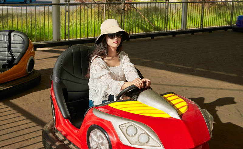 在游乐园玩碰碰车的闺蜜美女图片