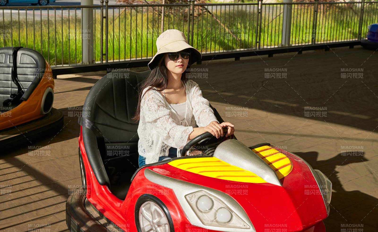 在游乐园玩碰碰车的闺蜜美女图片
