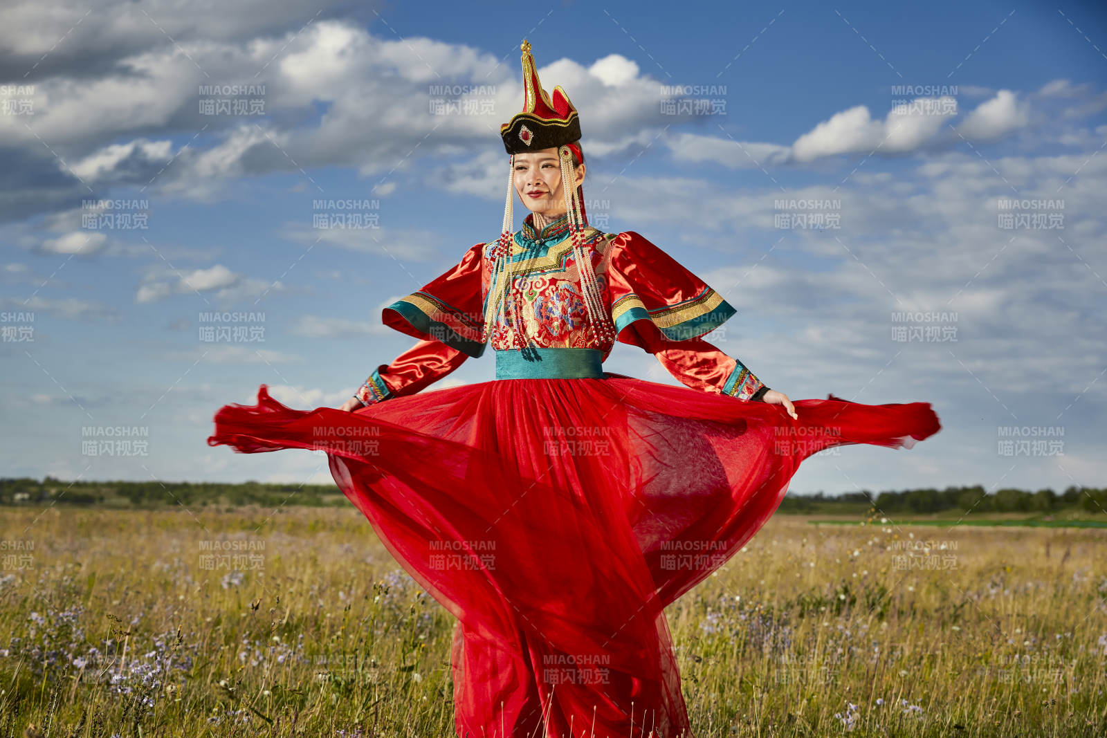 草原上身穿豪华蒙古族服饰的蒙族少女图片