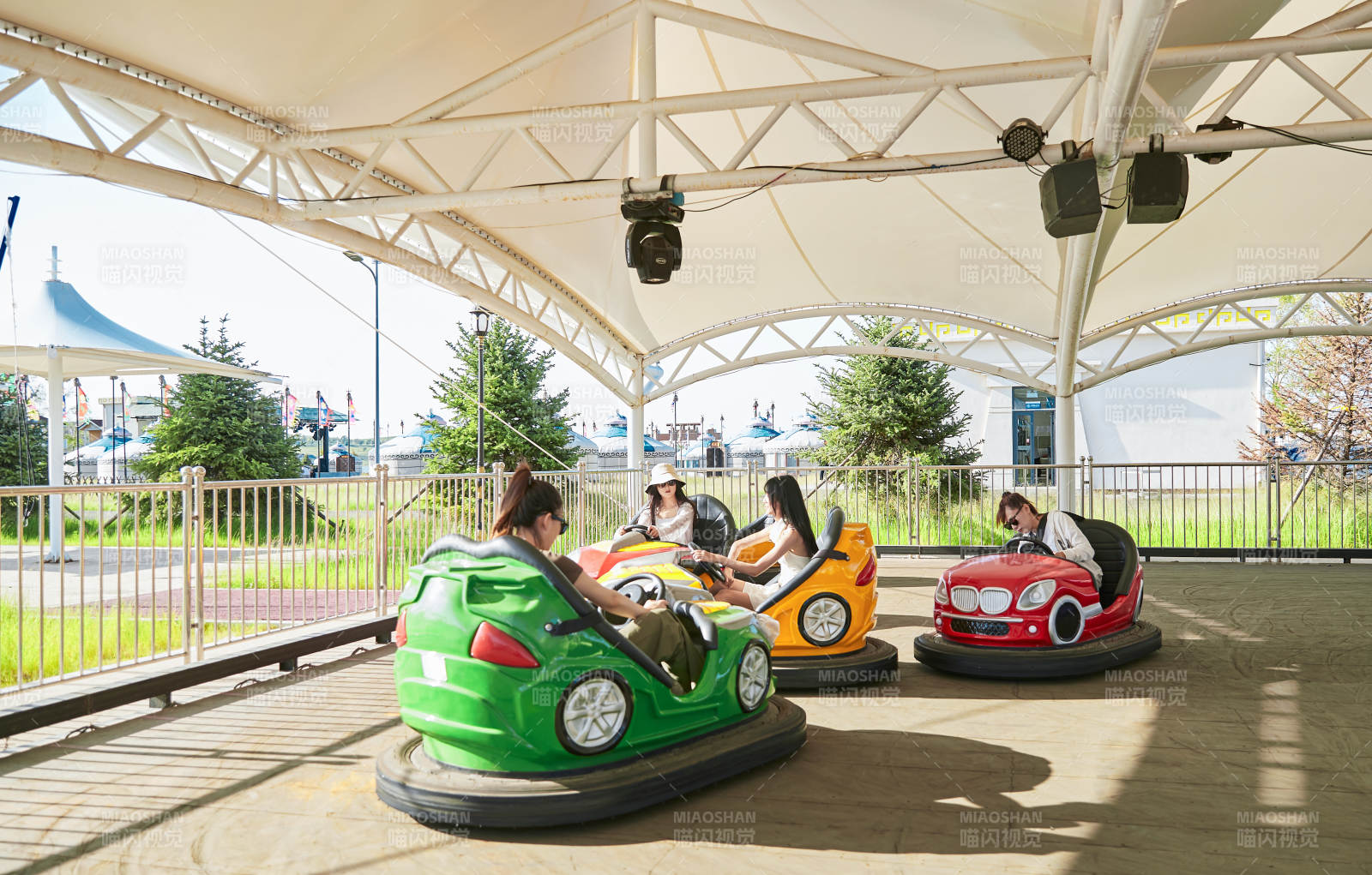 在游乐园玩碰碰车的闺蜜美女图片