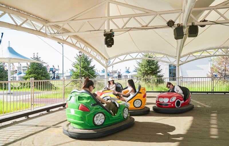 在游乐园玩碰碰车的闺蜜美女图片