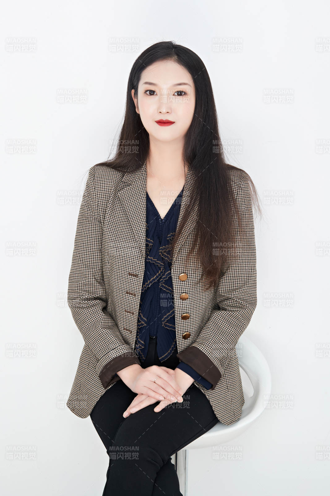 白色背景下的美丽商务女性肖像图片