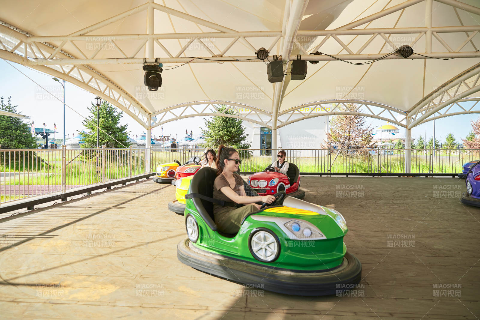 在游乐园玩碰碰车的闺蜜美女图片