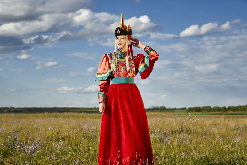 草原上身穿豪华蒙古族服饰的蒙族少女图片