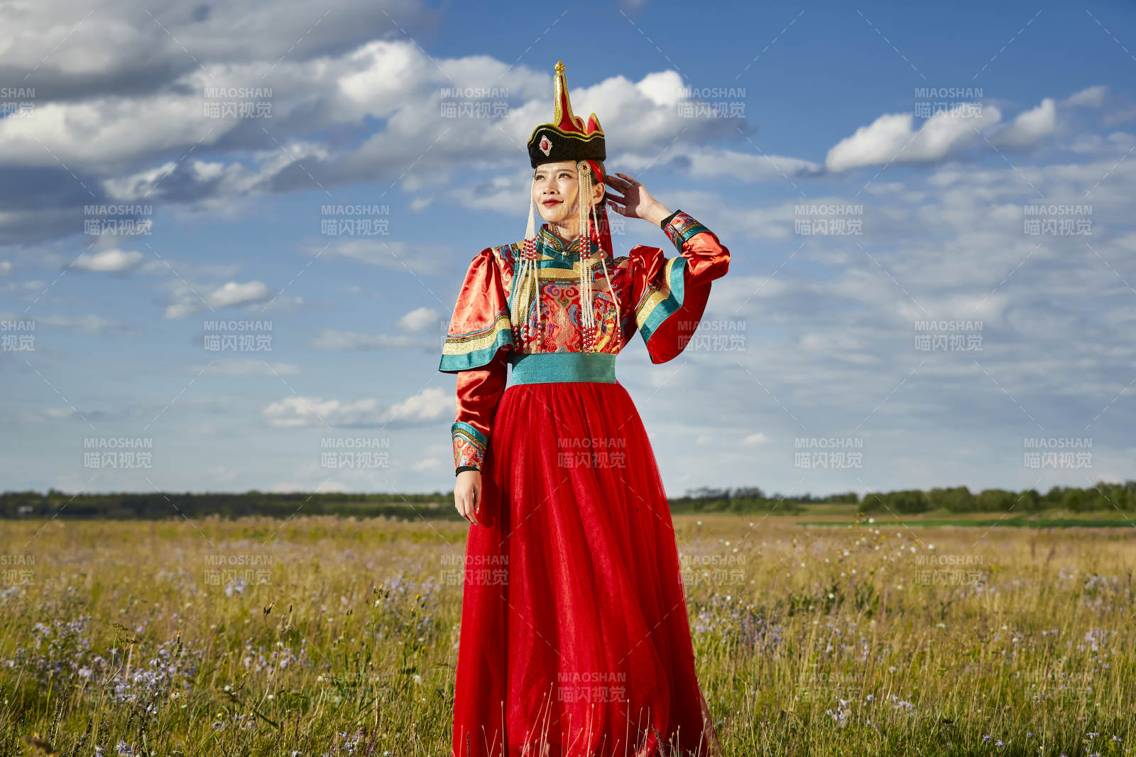 草原上身穿豪华蒙古族服饰的蒙族少女图片