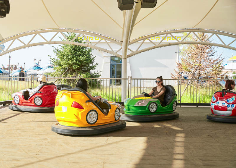 在游乐园玩碰碰车的闺蜜美女图片