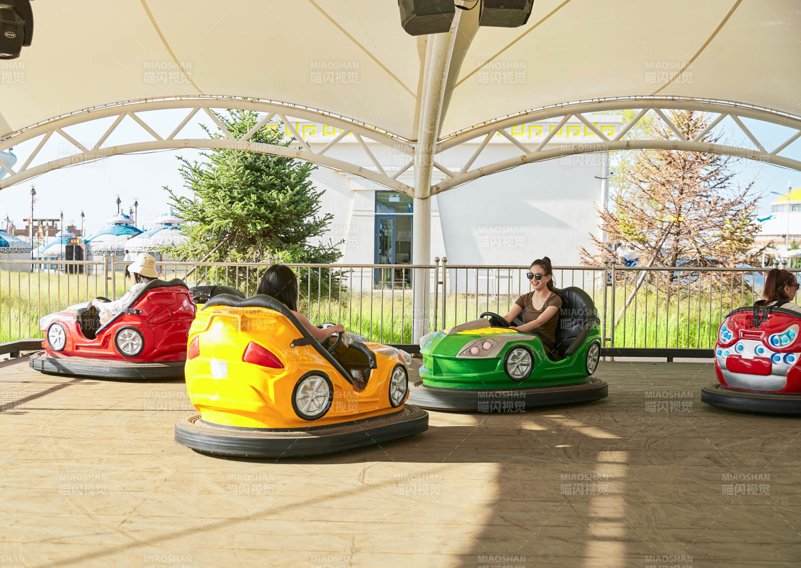 在游乐园玩碰碰车的闺蜜美女图片