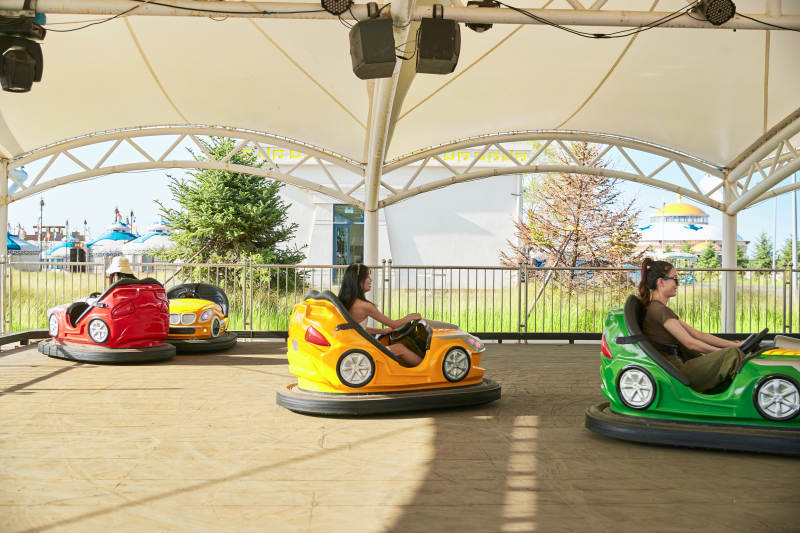 在游乐园玩碰碰车的闺蜜美女图片