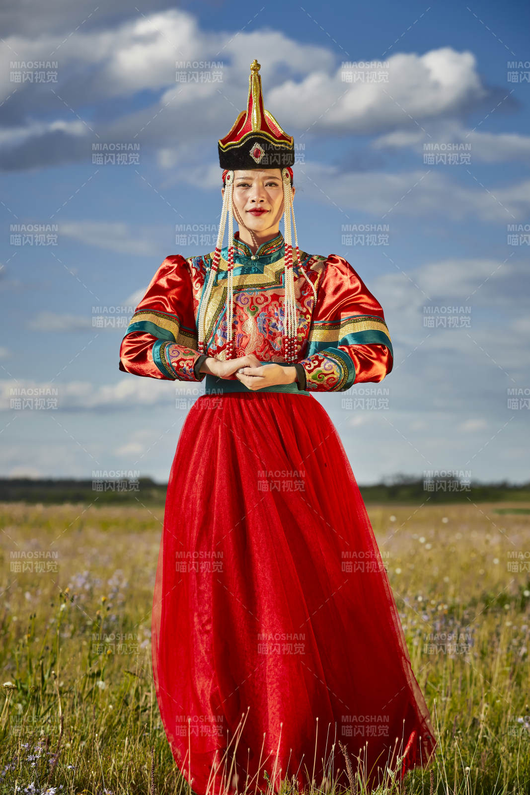 草原上身穿豪华蒙古族服饰的蒙族少女图片