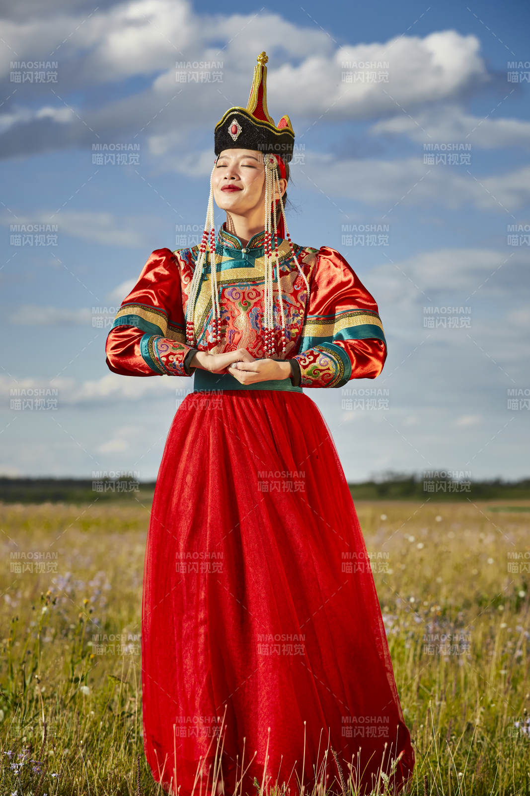 草原上身穿豪华蒙古族服饰的蒙族少女图片