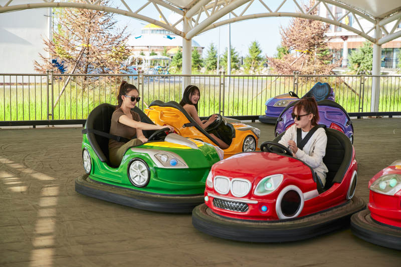 在游乐园玩碰碰车的闺蜜美女图片