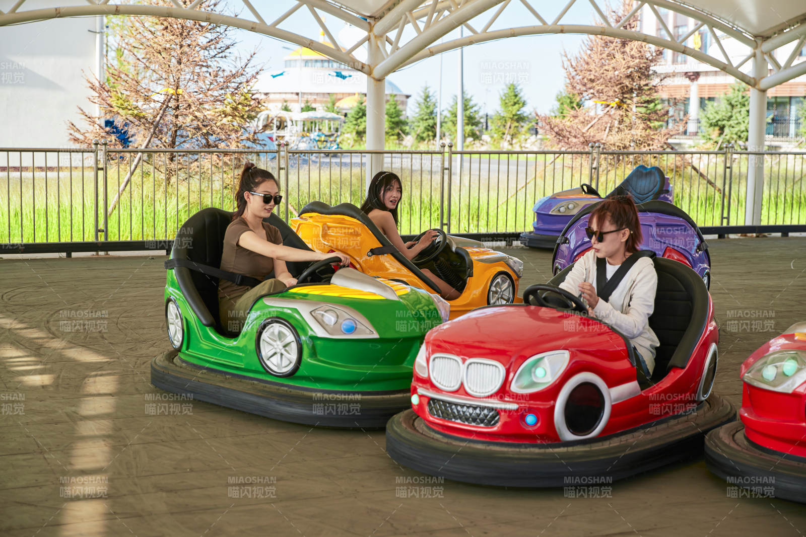 在游乐园玩碰碰车的闺蜜美女图片