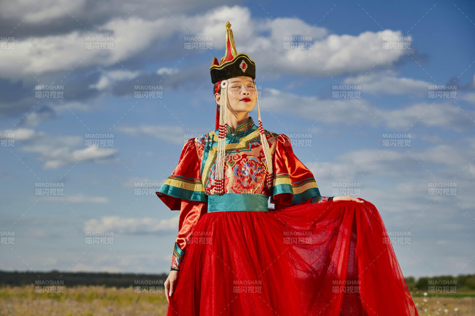 草原上身穿豪华蒙古族服饰的蒙族少女图片
