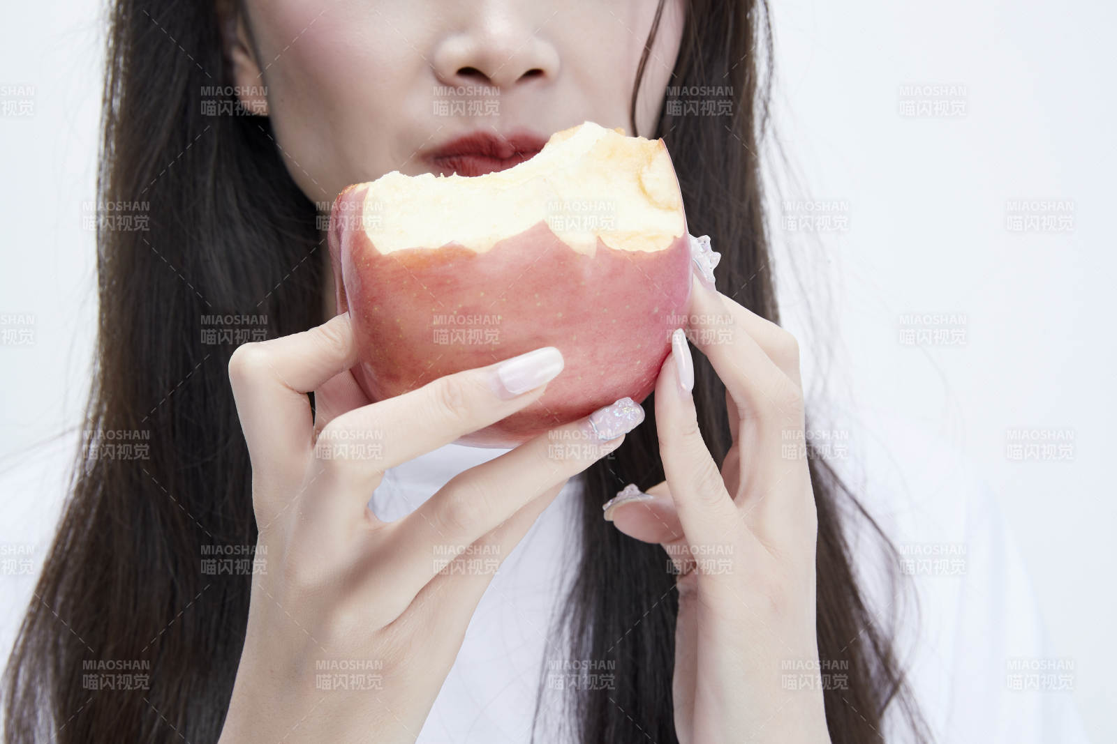 吃苹果的穿白色长T血衫的长发可爱少女人像图片