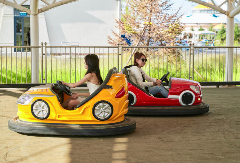 在游乐园玩碰碰车的闺蜜美女图片