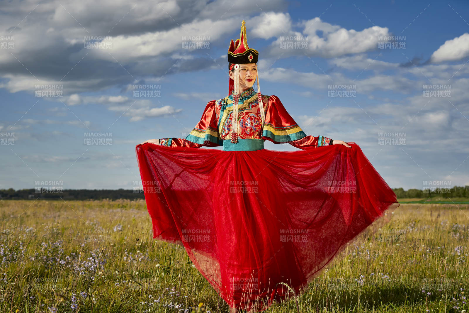 草原上身穿豪华蒙古族服饰的蒙族少女图片
