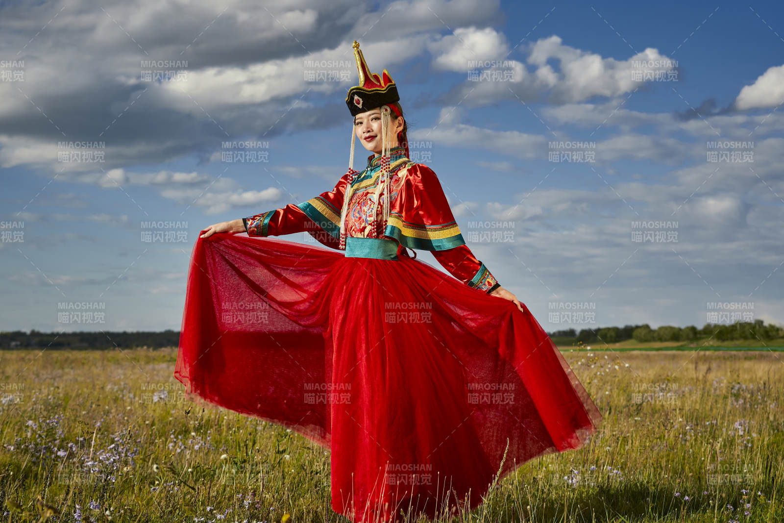 草原上身穿豪华蒙古族服饰的蒙族少女图片
