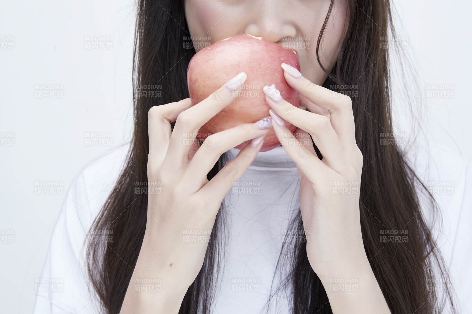 吃苹果的穿白色长T血衫的长发可爱少女人像图片