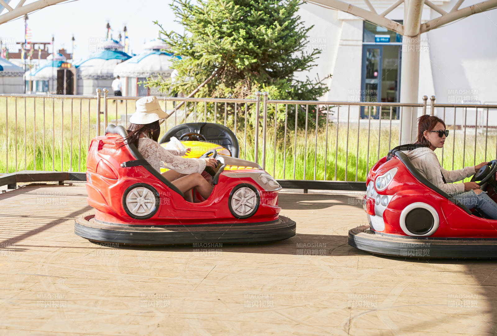在游乐园玩碰碰车的闺蜜美女图片