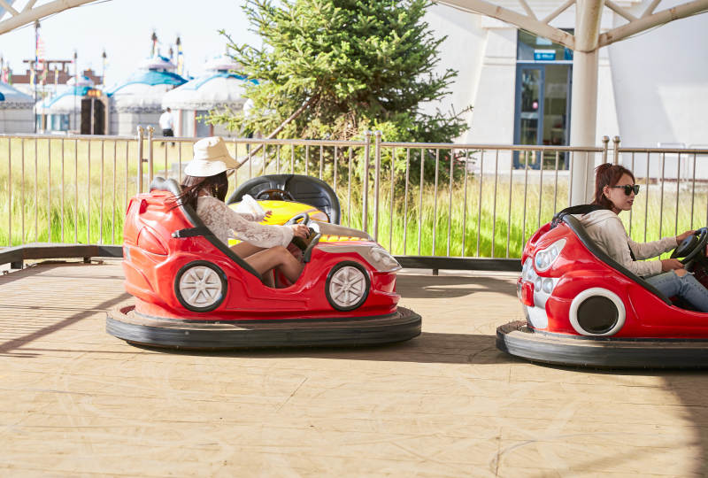 在游乐园玩碰碰车的闺蜜美女图片