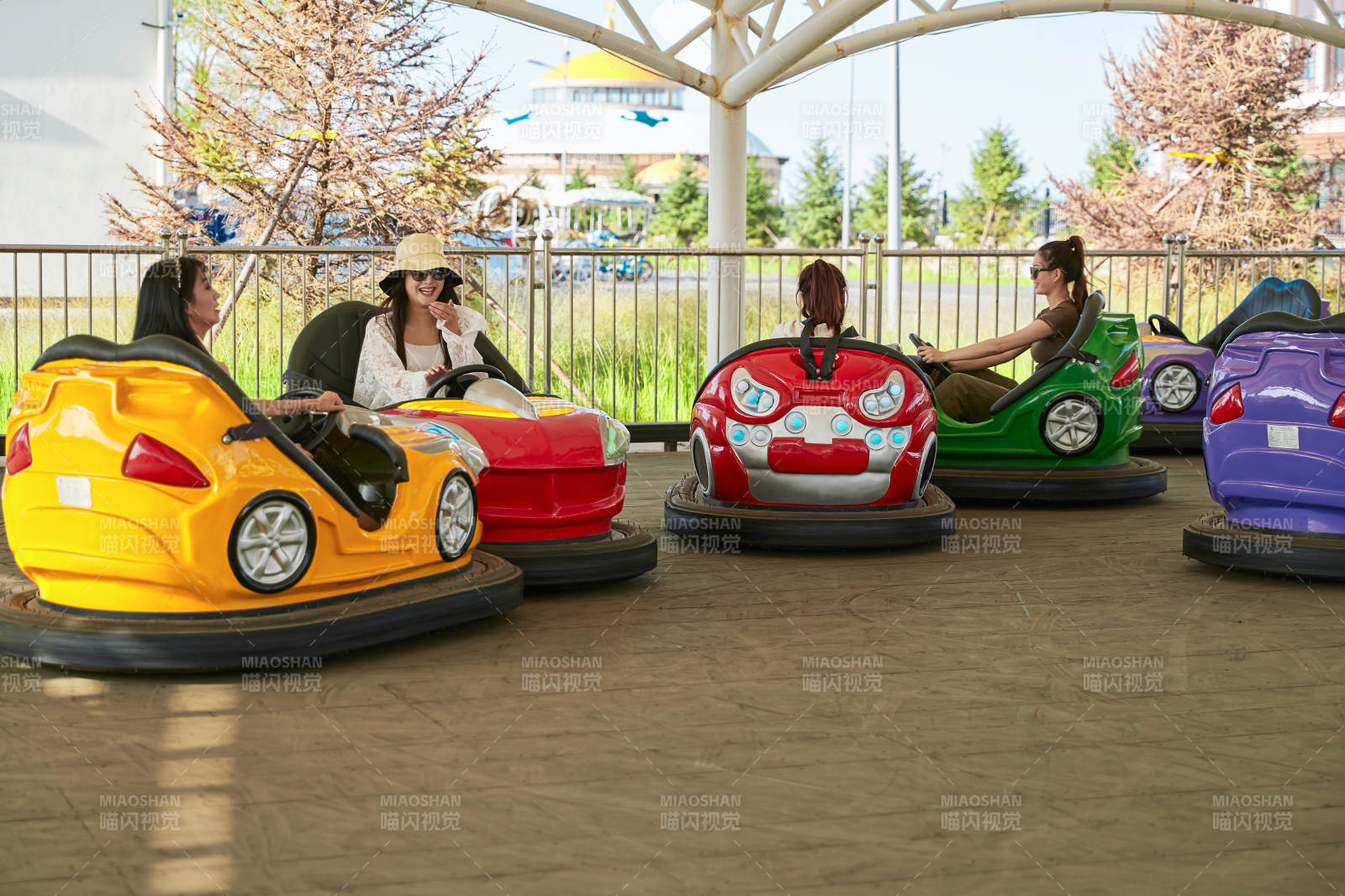 在游乐园玩碰碰车的闺蜜美女图片