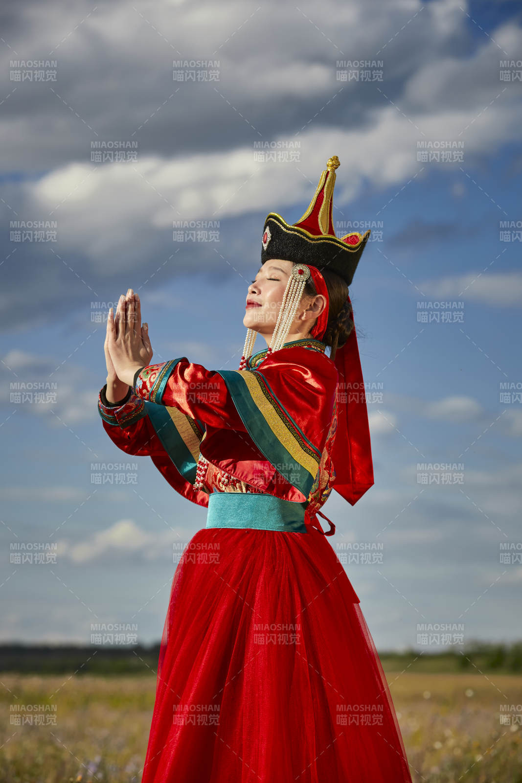 草原上身穿豪华蒙古族服饰的蒙族少女图片