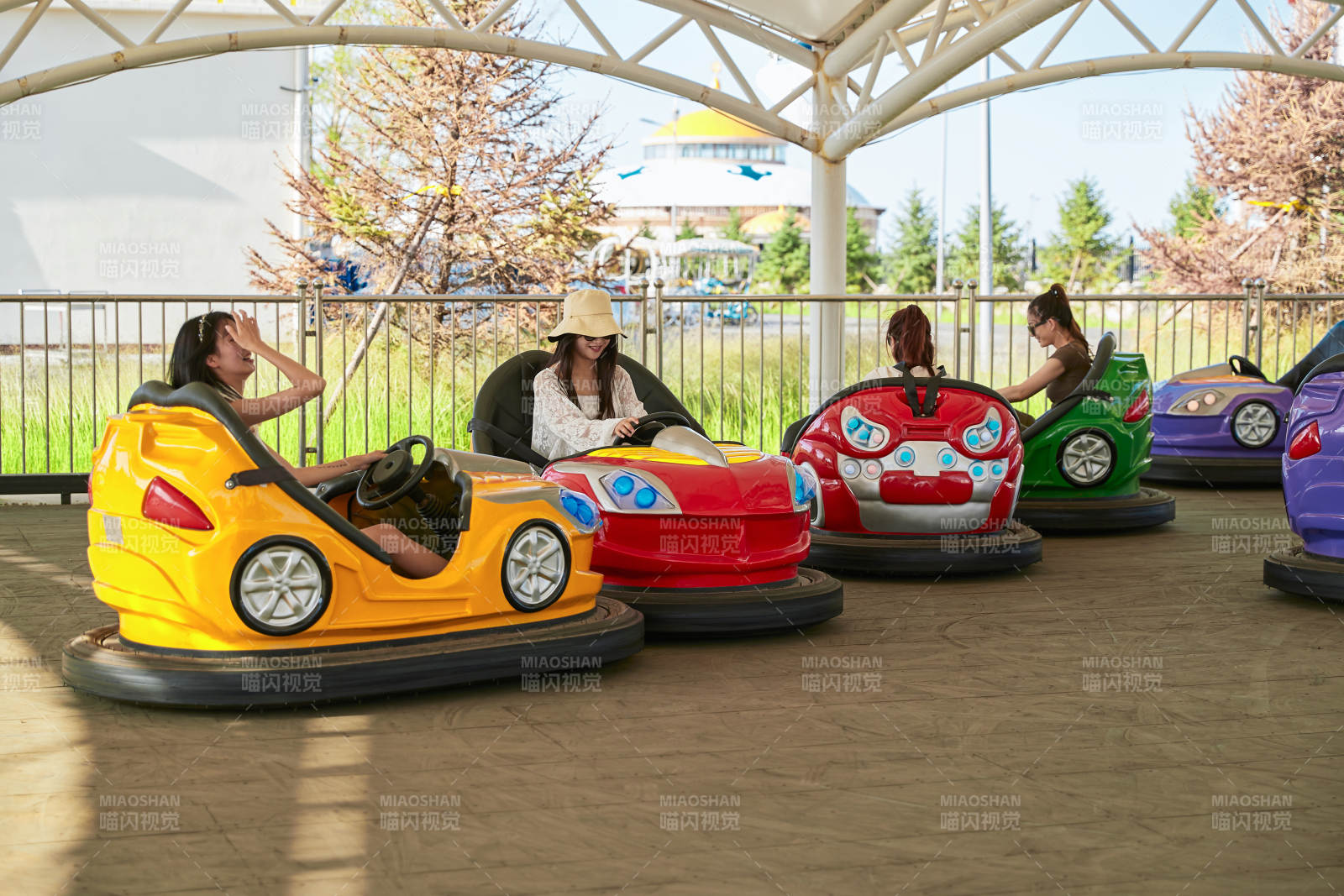 在游乐园玩碰碰车的闺蜜美女图片