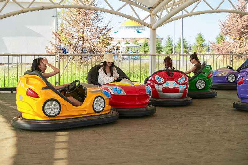 在游乐园玩碰碰车的闺蜜美女图片