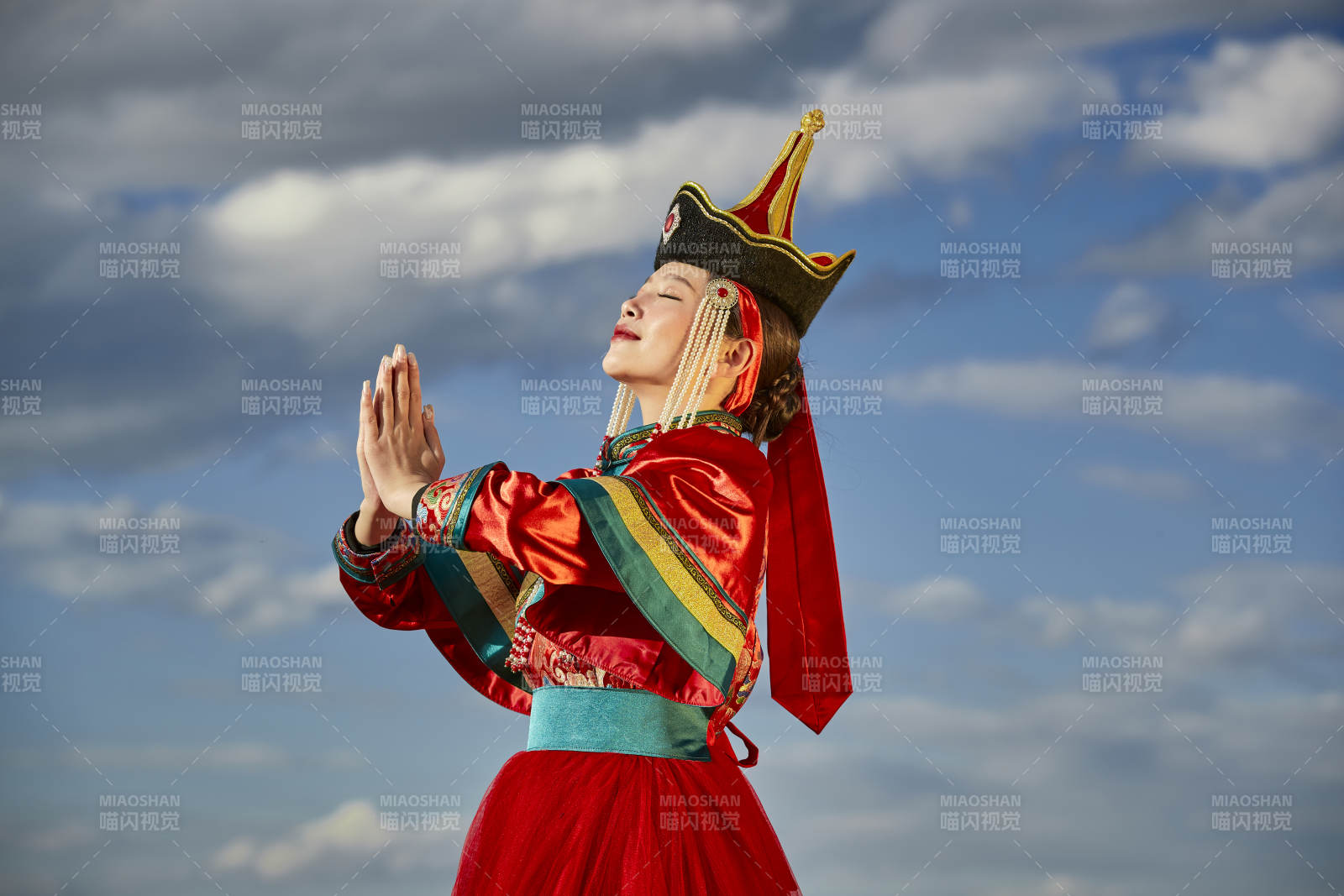 草原上身穿豪华蒙古族服饰的蒙族少女图片