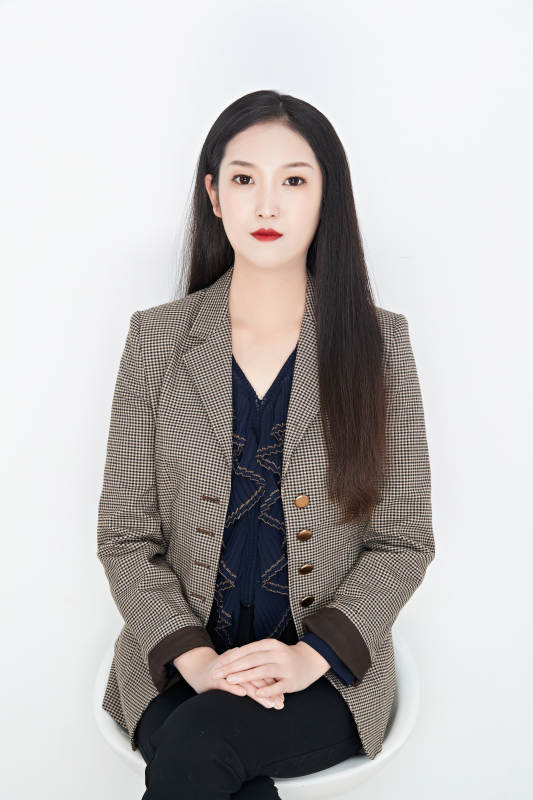 白色背景下的美丽商务女性肖像图片