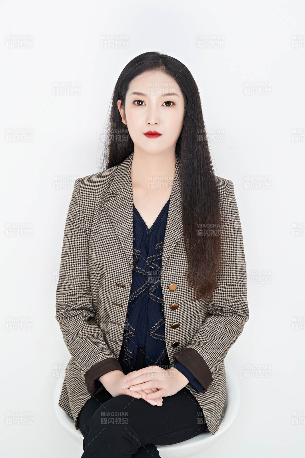 白色背景下的美丽商务女性肖像图片