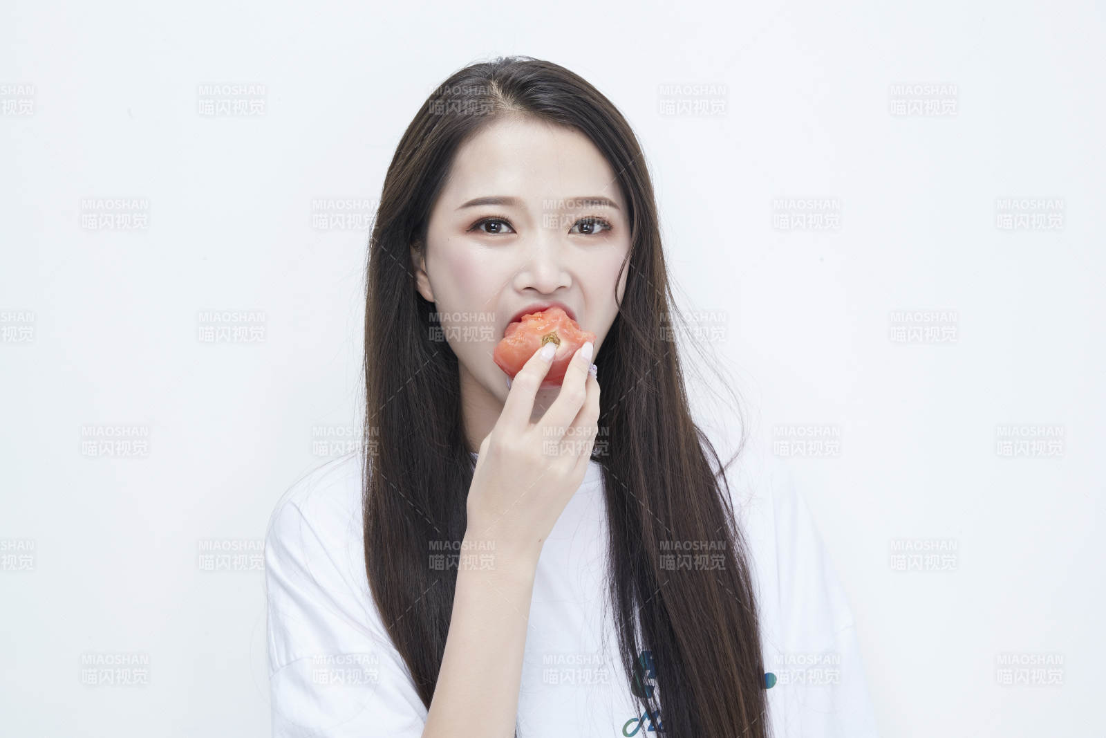吃番茄的身穿白色长T血衬衫的长发少女人像图片