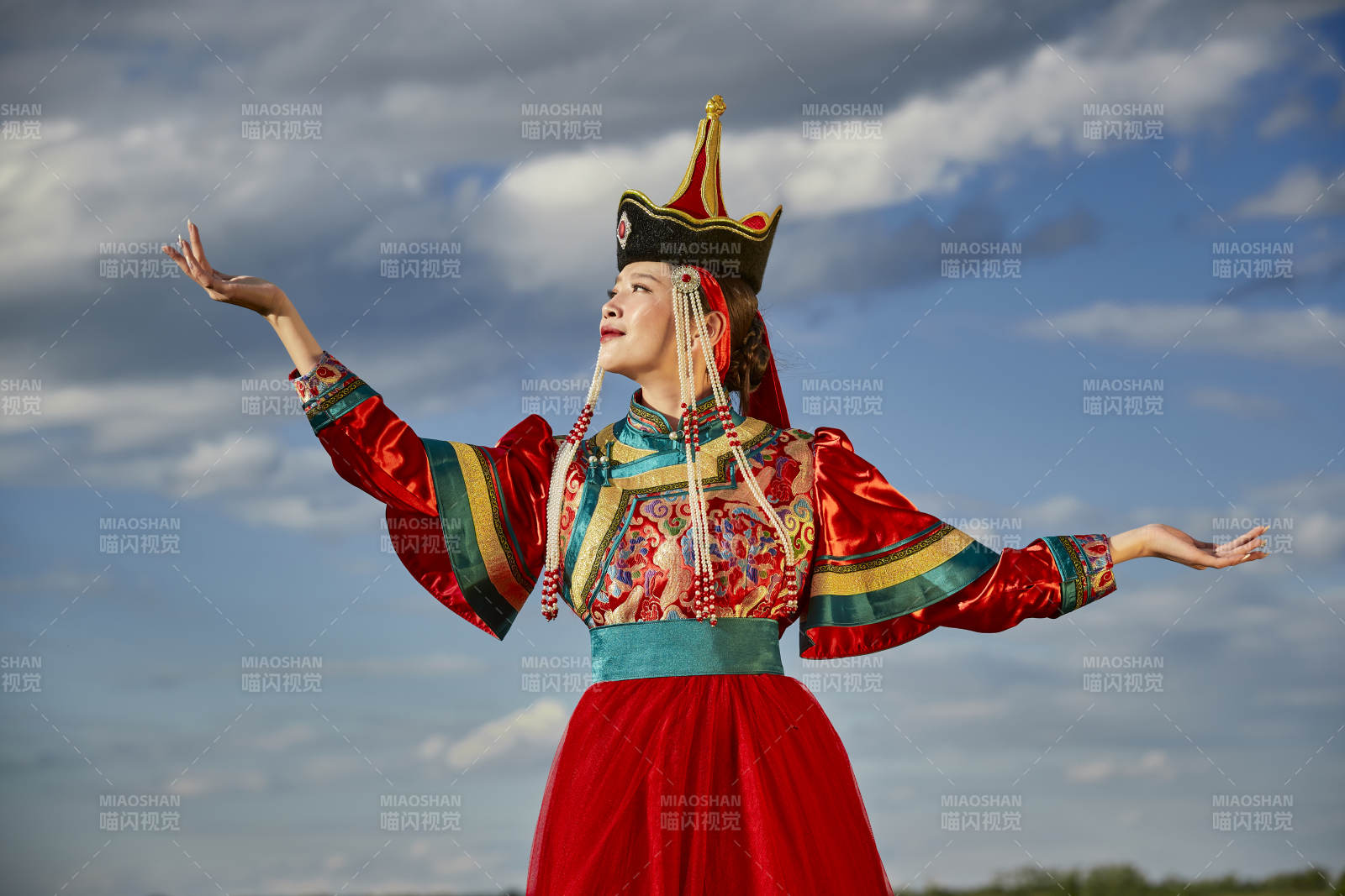 草原上身穿豪华蒙古族服饰的蒙族少女图片