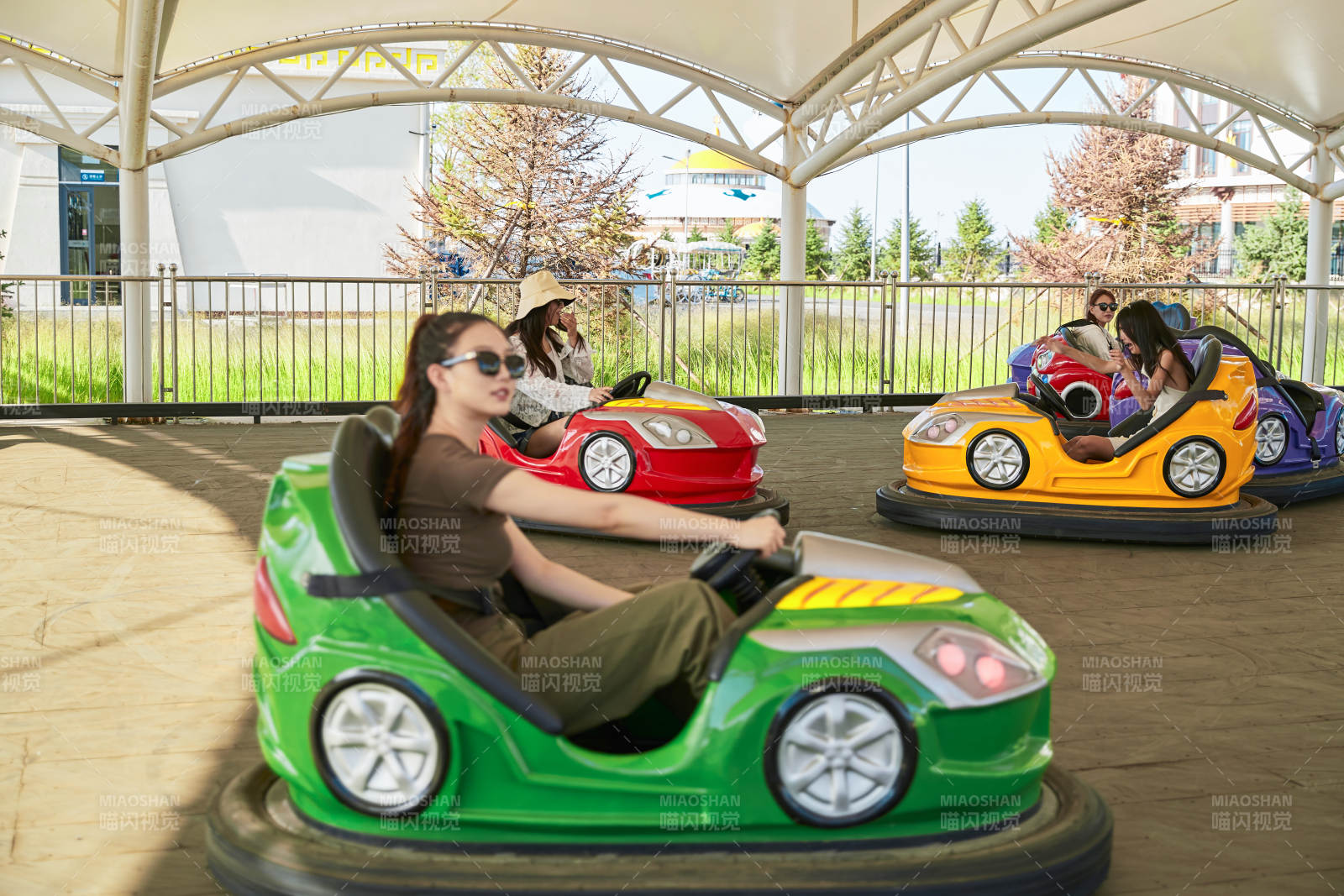 在游乐园玩碰碰车的闺蜜美女图片