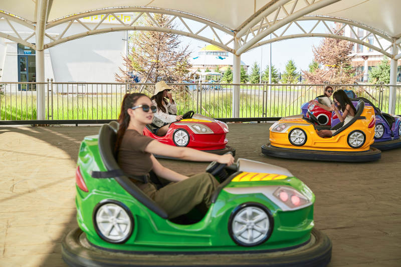 在游乐园玩碰碰车的闺蜜美女图片