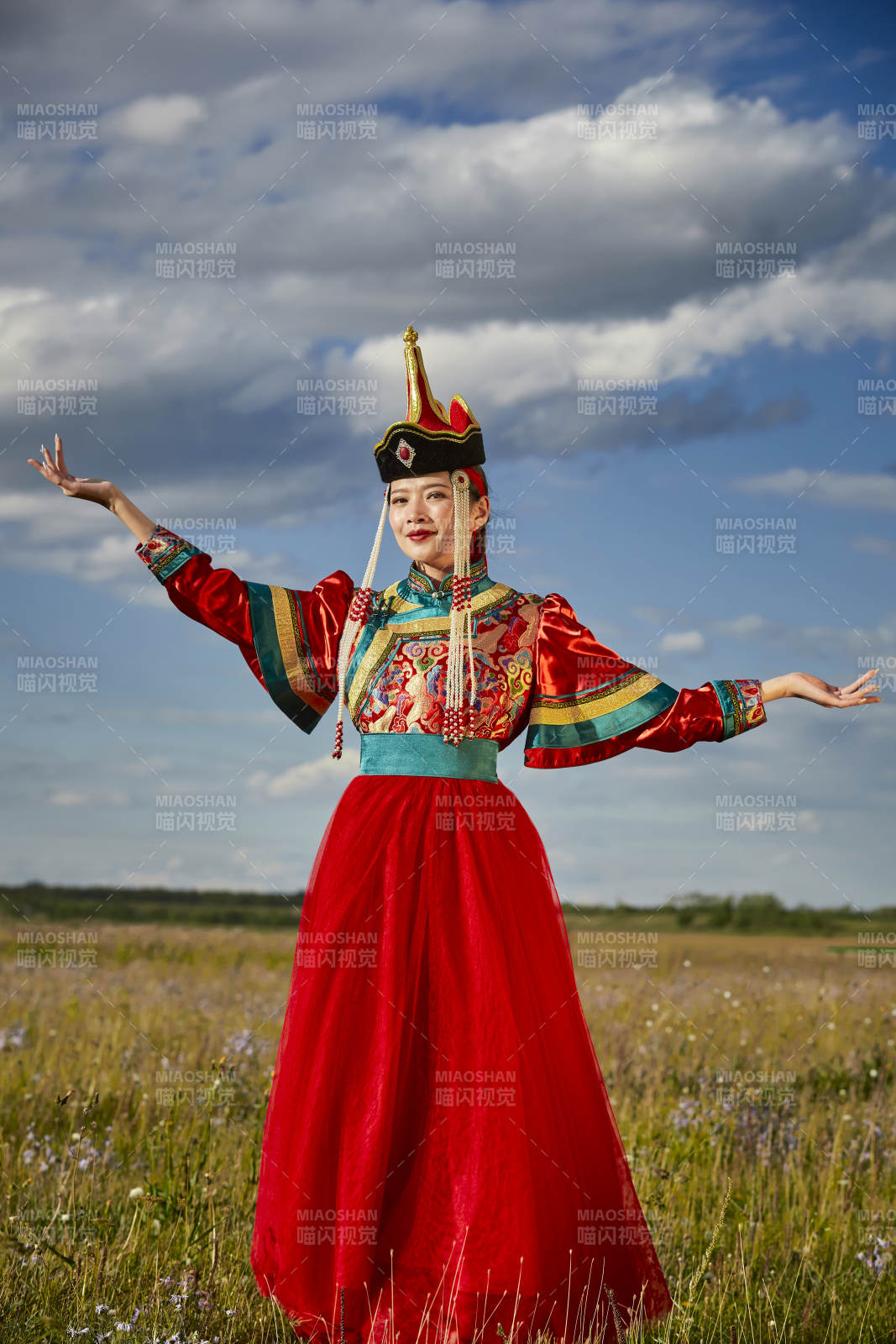 草原上身穿豪华蒙古族服饰的蒙族少女图片