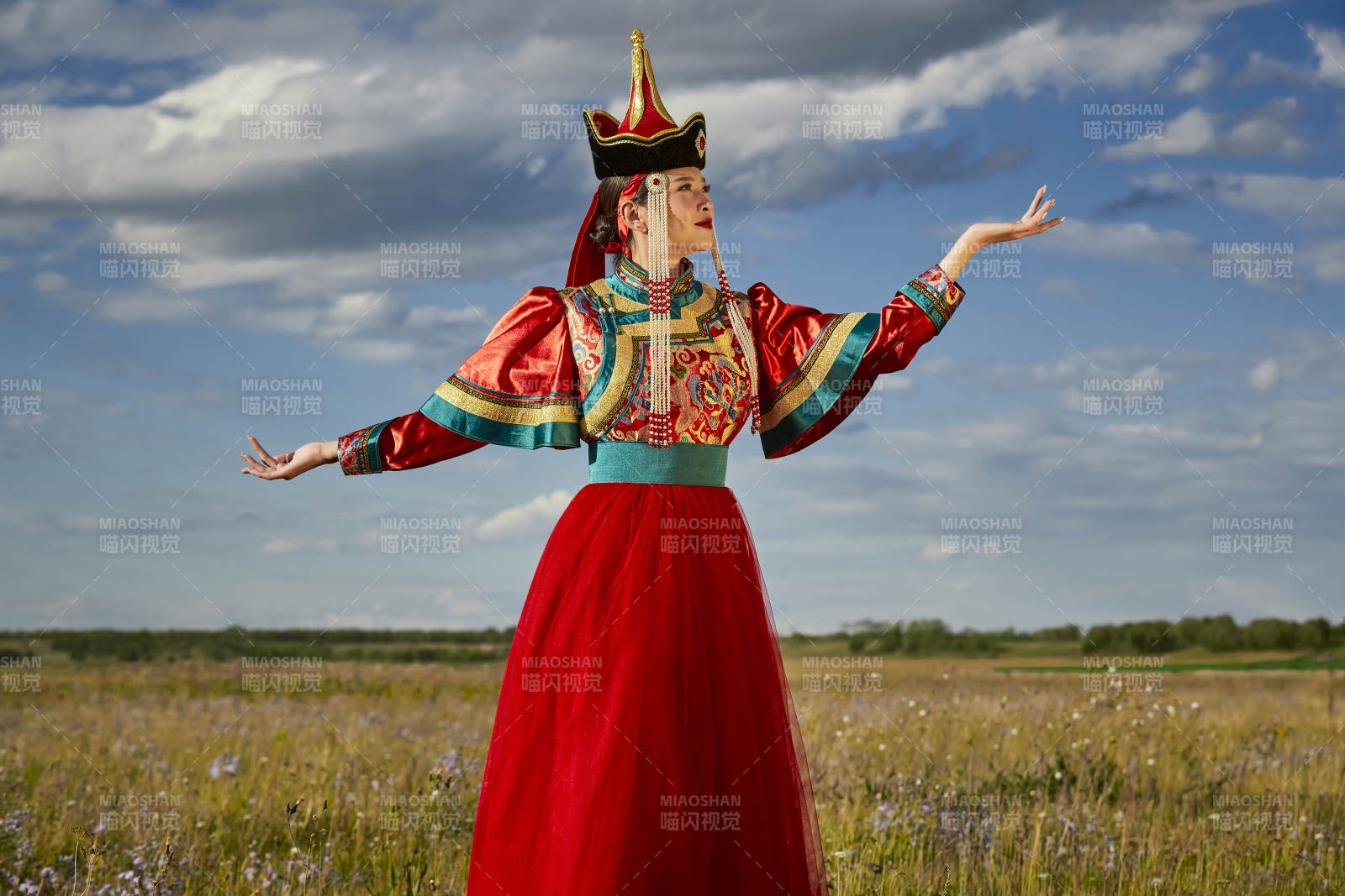 草原蒙古包前身穿豪华蒙古族服饰的蒙族少女图片