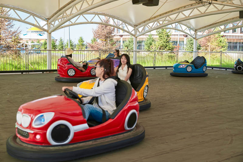 在游乐园玩碰碰车的闺蜜美女图片